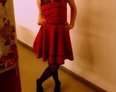 Ryškiai raudona suknele