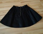 Juodas odinis sijonas