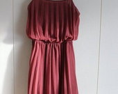 Burgundiškos spalvos suknelė