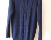 Tamsiai mėlynas ilgas megztinis su pynėmis