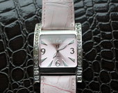 Rožinis masyvus laikrodis