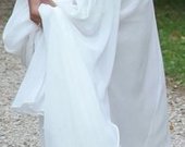 Balta, ilga suknelė