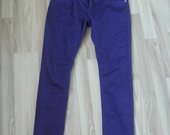 Violetinės spalvos džinsai