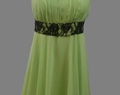 Žalia šifoninė suknelė.