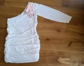 Balta suknele su rozinemis rozytemis