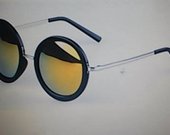 Nerealūs, stilingi, spalvoto stiklo akiniai