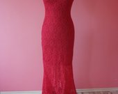 Raudona ilga nuostabi suknelė