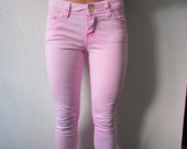 Švelnios rožinės spalvos džinsai