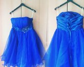 Mėlyna suknelė.