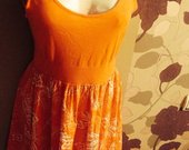 Oranžinė gėlėta suknelė
