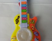 Plastikiniai muzikiniai žaislai:vežliukas, gitara