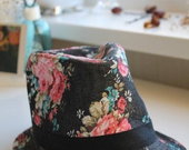 Juoda, nauja, gėlėta Reserved kepurė