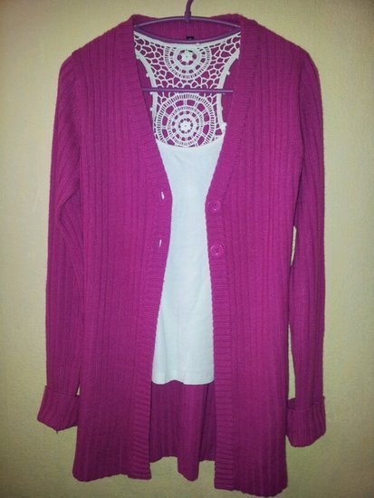 ryškiai rožinis megztinis