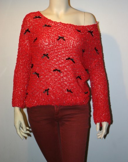 raudonas megztinis su kaspineliais