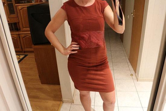 Rudos spalvos suknelė su odos imitacija