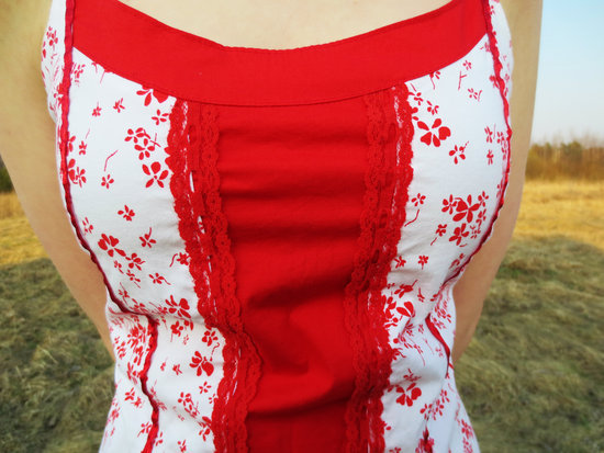 Retro suknelė raudonai balta gėlėta