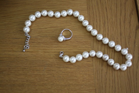 Dirbtinių perlų koljė ir žiedas