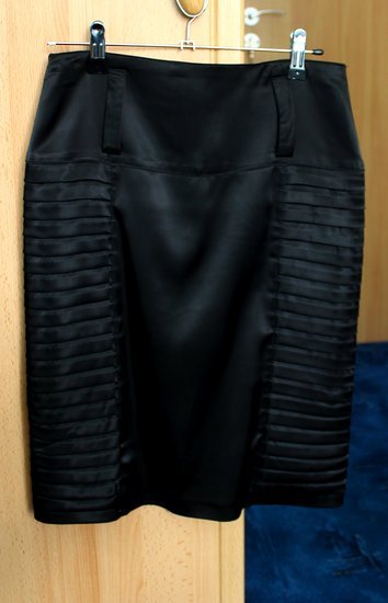 Juodas, aptemptas klasikinis sijonas