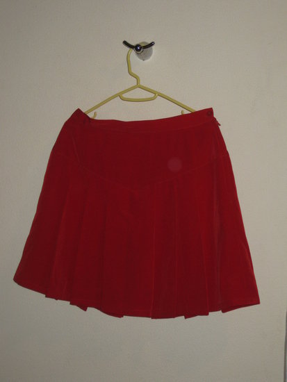 Ryškus raudonas klostuotas sijonas