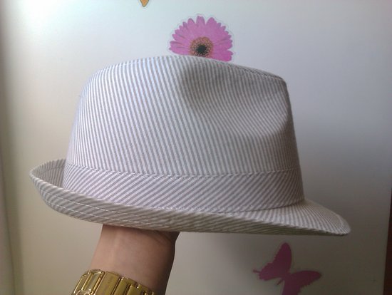 Balta dryžuota skrybėlė