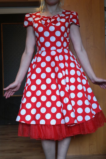 Labai puošni raudona retro stiliaus suknelė