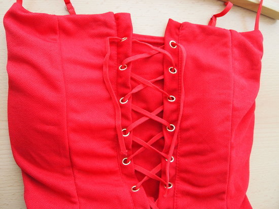 Raudona suknia