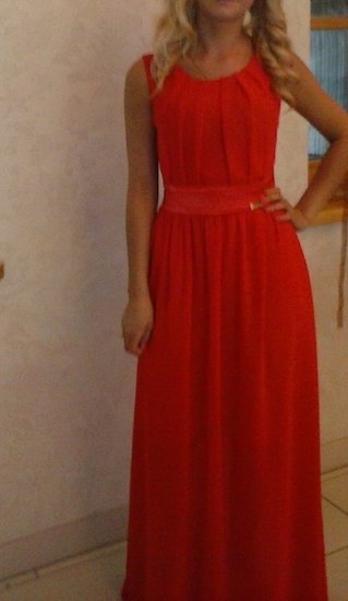 ilga raudona suknele
