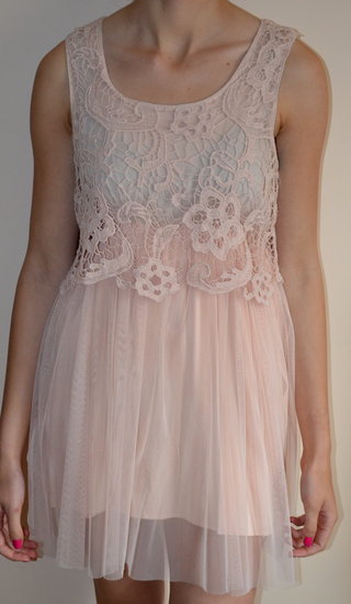 Rožinė nėriniuota suknelė