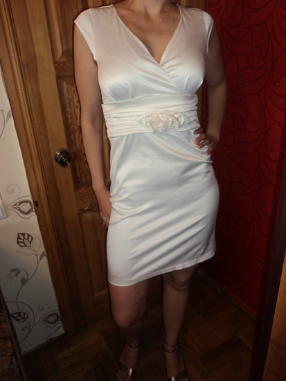 Klasikinio tipo balta suknelė
