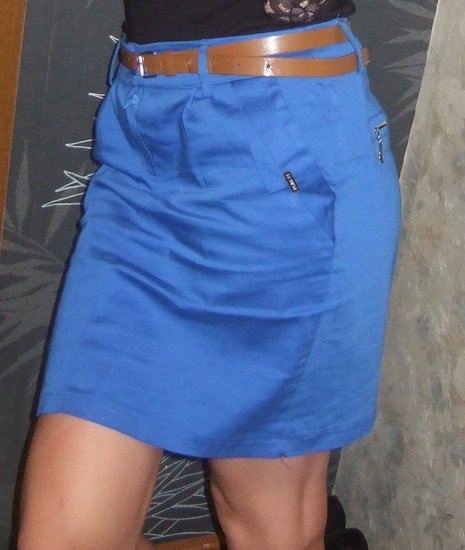 Madingas sodrios spalvos mėlynas sijonas