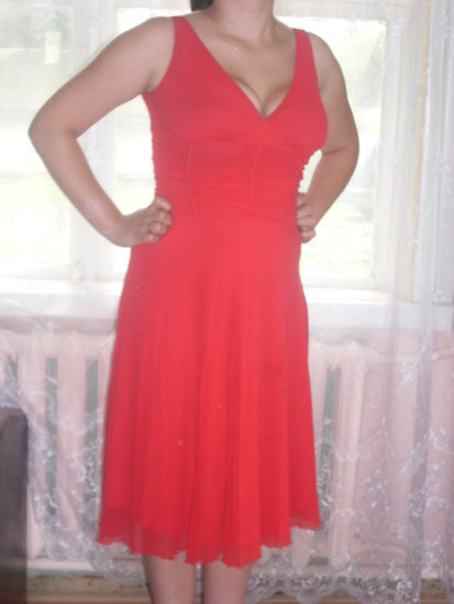 Raudona suknė
