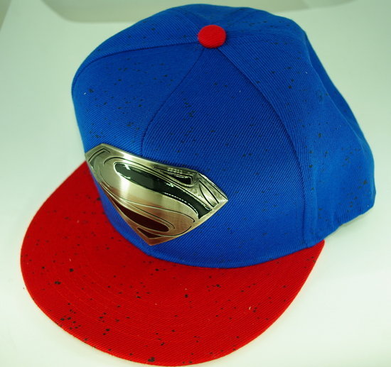 Superman kepure su metaliniu logo