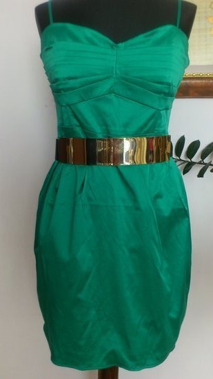 Nauja ryškiai žalia suknelė.