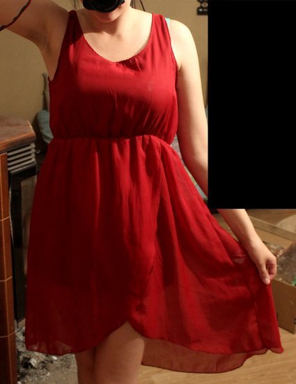 Tamsiai raudona asimetriška suknelė