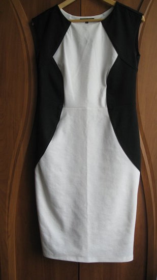 Trikotažinė balta su juodu suknelė