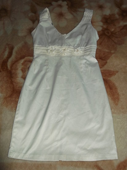 Balta puosni suknele