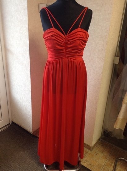 Raudona trikotažinė suknelė