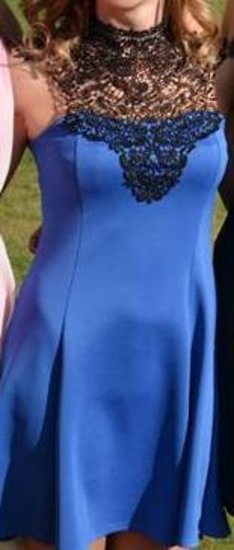 Mėlyna suknelė su nėrinukais