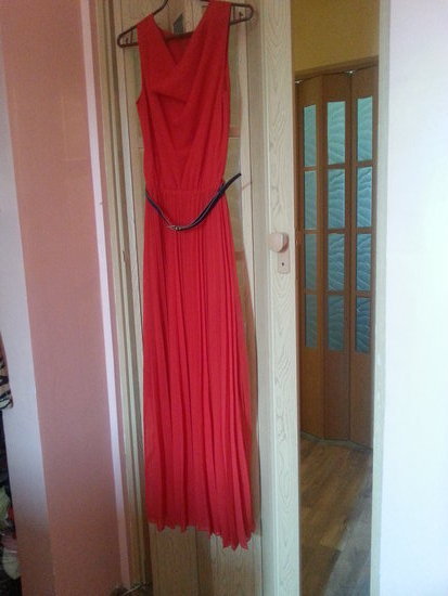 Nuostabi raudona ilga suknelė