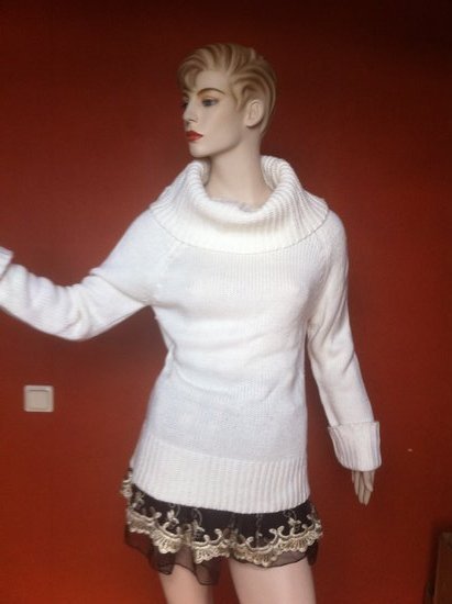Baltas megztinis aukstu kaklu