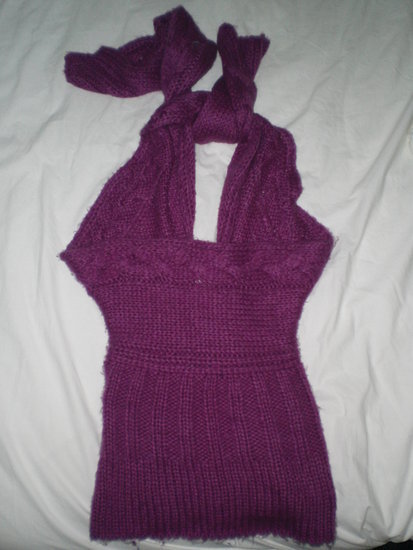 Per kaklą surišamas megztinis 