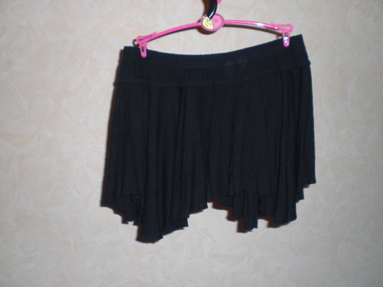 Juodas klastuotas trumpas sijonas