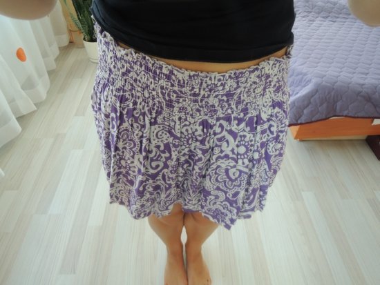 Trumpas vasarinis violetinis sijonas