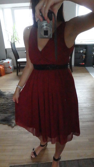 Sodriai raudona suknelė
