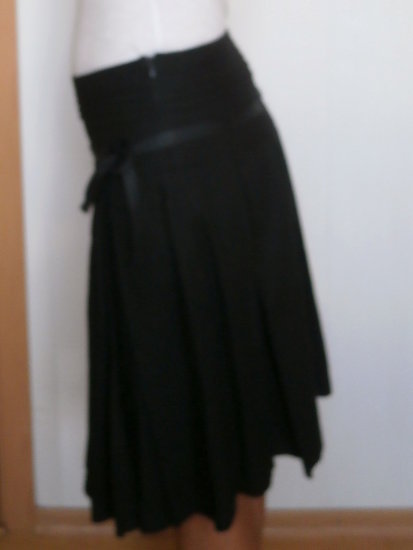Juodas klostuotas sijonas