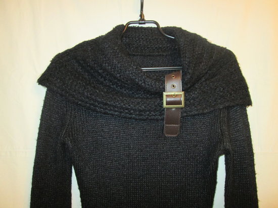 Juodas ilgas megztinis