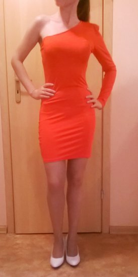 Raudona vidutinio ilgio suknelė
