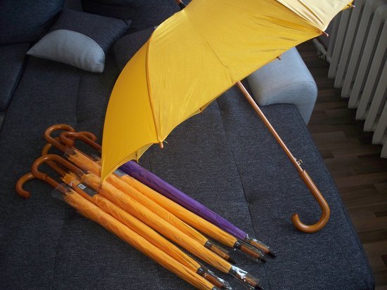 Geltonas, violetinis skėtis/skėčiai