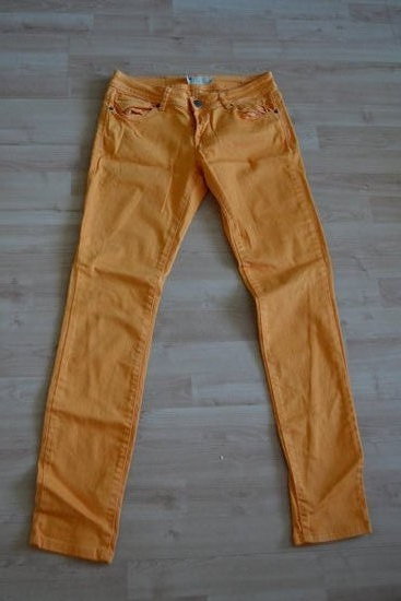 Oranžinės spalvos džinsai