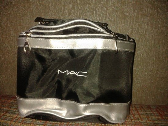MAC juoda -sidabrine kosmetine